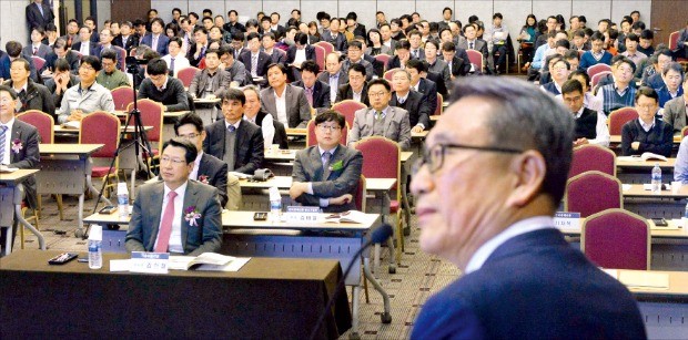 서울 명동 전국은행연합회관에서 지난 11일 열린 ‘기후변화 대응을 위한 기술금융 및 글로벌 기술협력 활성화’ 세미나 참석자들이 노희진  코스콤 상임감사의 주제발표를 듣고 있다. 김영우 기자  youngwoo@hankyung.com