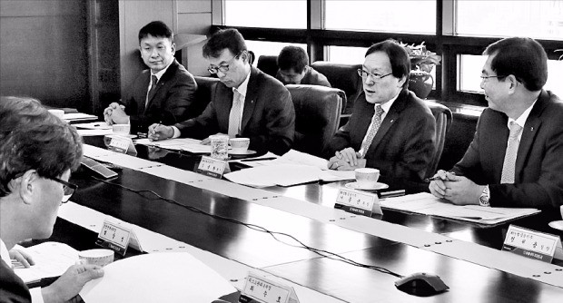 김용환 농협금융 회장(오른쪽 두 번째)은 지난 11일 서울 여의도 NH투자증권에서 열린 현장경영간담회에서 임직원과 경영현안을 논의했다. 농협금융 제공