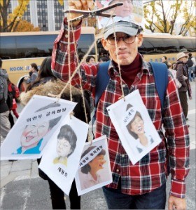 한 시민이 12일 3차 촛불집회에 참가해 꼭두각시 모형을 들고 있다. 연합뉴스 