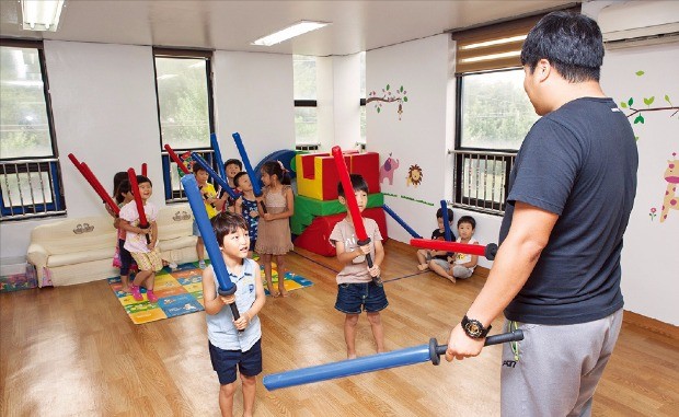 한국제약협동조합이 1999년 경기 화성 향남제약산업단지에 문을 연 공동 어린이집은 조합원뿐 아니라 이 지역 주민들도 이용할 수 있게 해 조합원 복지와 지역사회 기여란 ‘두 마리 토끼’를 잡았다는 평가를 받는다. 한국제약협동조합 제공
 