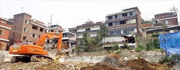 서울 마포구 대흥2재개발구역(신촌그랑자이)은 철거가 마무리되지 않았지만 주택도시보증공사 분양보증을 이미 받은 상태여서 연내 분양이 가능할 전망이다. 공사현장 전경. 한경DB 