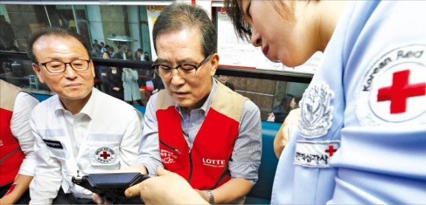 이원준 롯데백화점 대표(가운데)가 14일 헌혈에 앞서 문진표를 작성하고 있다. 허문찬 기자 sweat@hankyung.com