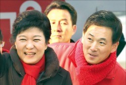 2012년 제18대 대통령 선거 때 경기 군포시 유세에 박근혜 대통령과 동행한 유영하 변호사(오른쪽). 연합뉴스