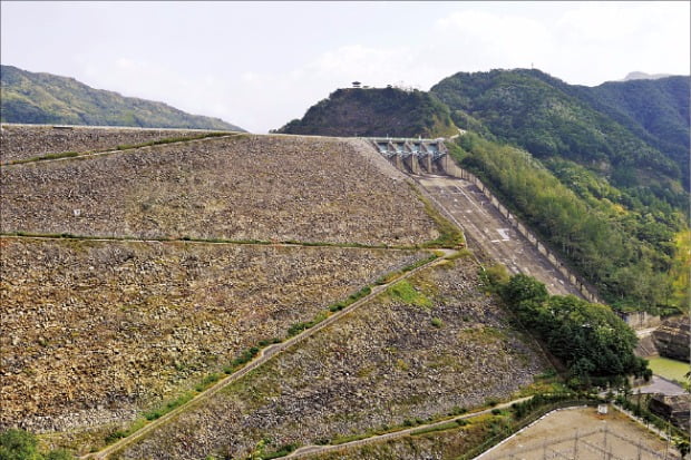 소양강 다목적 댐. 국토종합개발계획으로 건설된 댐은 가뭄과 홍수의 굴레에서 해방시켜주었다.