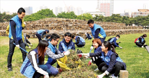 신한은행 임직원 봉사단이 문화재 보호 활동을 펼치고 있다. 신한은행 제공 