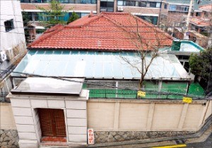 서울 신당동에 있는 ‘박정희 가옥’. 하루 300명 넘던 방문객이 최근 들어 급감했다. 한경DB