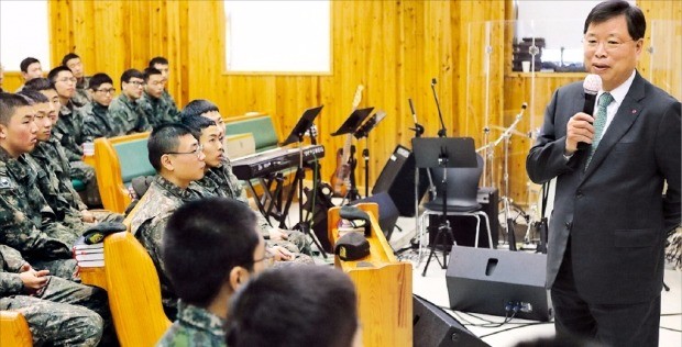 박진수 LG화학 부회장이 지난 15일 강원 양구군 백두산부대(육군 21사단)에서 열린 ‘최고경영자(CEO) 추억의 병영 방문 행사’에서 특강을 하고 있다. LG화학 제공