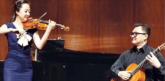 한경필하모닉오케스트라의 바이올리니스트 김현남(왼쪽)과 클래식 기타리스트 전승현이 16일 세종문화회관에서 연주하고 있다. 