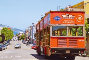 언덕에서 해안으로 내달리는 샌프란시스코의 시티투어버스. 