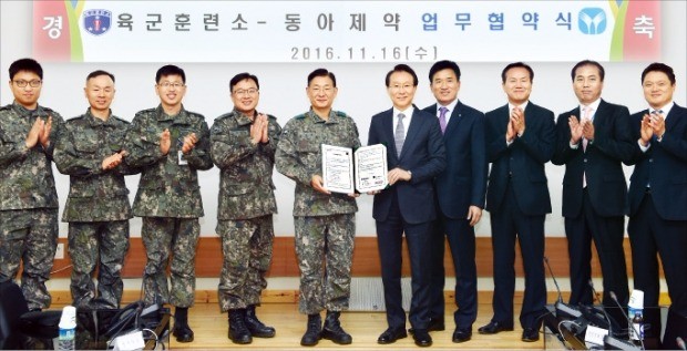 서상국 육군훈련소장(왼쪽 다섯 번째)과 이원희 동아쏘시오홀딩스 자문역(여섯 번째)이 지난 16일  ‘1사1병영 캠페인’ 업무협약서에 서명한 뒤 기념촬영하고 있다. 강은구 기자 egkang@hankyung.com