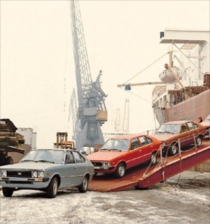 < 40년 전 포니 > 현대자동차가 1976년 처음 수출한 포니가 에콰도르 항구에 내리고 있다. 현대차 제공