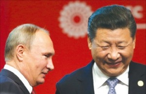 시진핑 중국 국가주석(오른쪽)과 블라디미르 푸틴 러시아 대통령이 19일 APEC 정상회의에서 대화하고 있다. 리마EPA연합뉴스