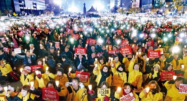 < 광화문 밝힌 LED 촛불 > 지난 19일 서울 광화문광장 일대에서 촛불집회 참가자들이 “박근혜 퇴진”을 외치면서 촛불을 밝히고 있다. 상당수는 꺼지지 않는 ‘LED(발광다이오드) 촛불’을 들고 나왔다. 주최 측은 서울 부산 광주 등 전국 각지에서 동시에 열린 4차 촛불집회에 총 95만명(경찰 추산 26만명)이 참가했다고 추산했다. 허문찬 기자 sweat@hankyung.com