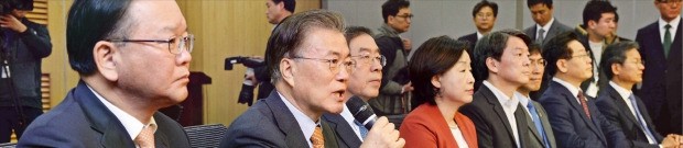 < 야권 주자들, 입 모았지만… > 문재인 전 더불어민주당 대표가 20일 야권 잠룡 등 8인이 참석한 비상시국회의에서 인사말을 하고 있다. 왼쪽부터 김부겸 민주당 의원, 문 전 대표, 박원순 서울시장, 심상정 정의당 대표, 안철수 전 국민의당 대표, 안희정 충남지사, 이재명 성남시장, 천정배 전 국민의당 공동대표. 신경훈 기자 khshin@hankyung.com