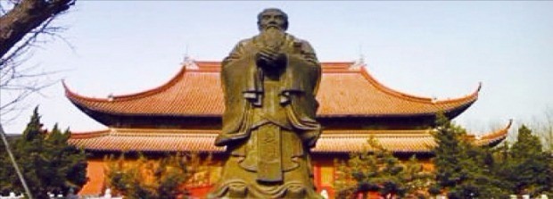 공자의 고향이자 노나라 수도였던 취부시에 있는 공자의 사당(공묘). 공묘는 중국 전역에 수천 개 있지만 이곳은 기원전 478년에 세워진 최초의 공묘다.