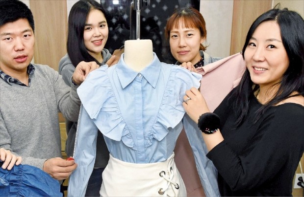 온라인 의류 쇼핑몰 ‘스토레츠’를 운영하는 김보용 재이 대표(맨 오른쪽)는 “개성 강한 소비자를 만족시킬 수 있도록 직접 디자인한 옷의 비중을 늘리고 있다”고 말했다. 김영우 기자 youngwoo@hankyung.com
