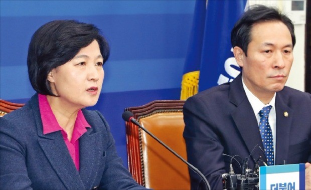 추미애 더불어민주당 대표(왼쪽)가 23일 국회에서 열린 최고위원회의에서 박근혜 대통령을 강하게 비판했다. 연합뉴스
