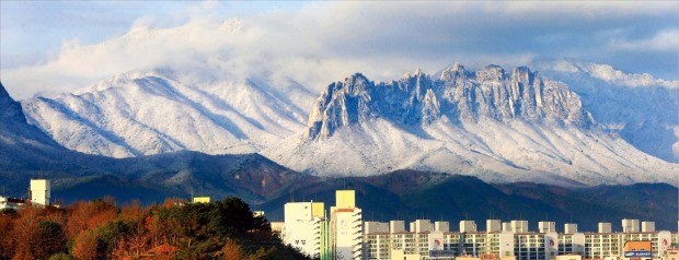 눈 병풍으로 변한 설악산 울산바위