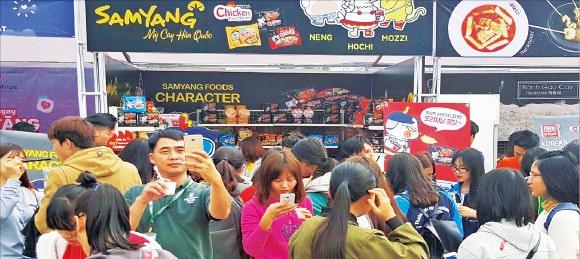 지난 13일 베트남 하노이에서 열린 ‘제8회 한·베 음식문화축제’가 열렸다. 불닭볶음면을 구매·시식하 려는 베트남 시민들이 삼양식품 부스 앞에 몰려 있다. 삼양식품