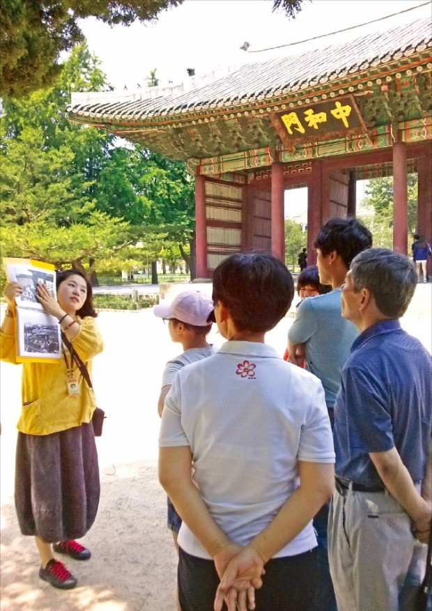 덕수궁 관람객들이 김우현 궁궐길라잡이의 설명을 듣고 있다. 