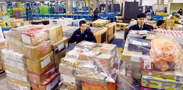 미국 최대 쇼핑 시즌인 블랙프라이데이 세일 행사가 시작된 25일 인천공항 인천본부세관 특송물류센터에서 직원들이 해외 직구 상품 통관작업을 하고 있다. 허문찬 기자 sweat@hankyung.com
