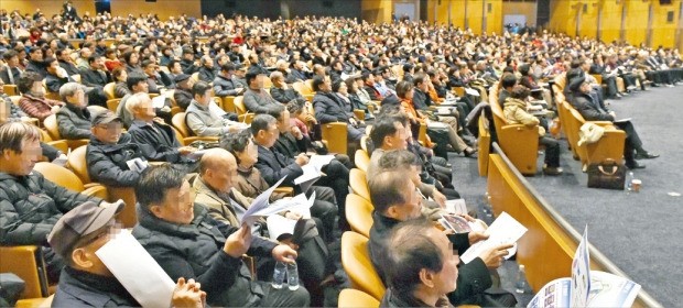 서울시와 강남구는 28일 서울 삼성동 코엑스에서 ‘압구정 아파트지구 지구단위계획 전환’ 관련 주민설명회를 열었다. 기존 재건축 사업 지연 등을 우려한 압구정 주민 1100여명이 이날 설명회에 참석했다. 신경훈 기자 khshin@hankyung.com