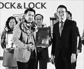 천해우 락앤락 베트남 법인장(앞줄 왼쪽)이 최근 호찌민에서 열린 시상식에서 관계자에게 상을 받고 있다. 락앤락 제공