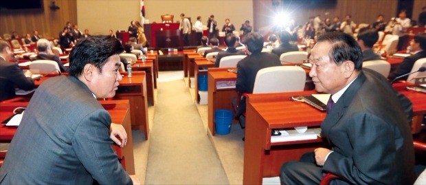 서청원 새누리당 의원(오른쪽)과 원유철 의원이 29일 국회에서 열린 의원총회에서 이야기하고 있다. 연합뉴스 