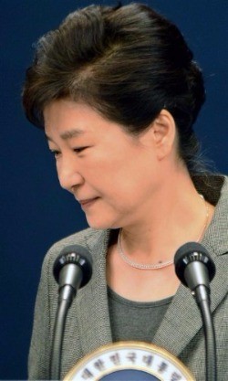 박근혜 대통령이 29일 청와대에서 3차 대국민담화를 발표한 뒤 회견장을 떠나고 있다. 강은구 기자 egkang@hankyung.com
