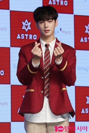 [TEN PHOTO] 아스트로 차은우 &#39;여심을 흔드는 포즈&#39;