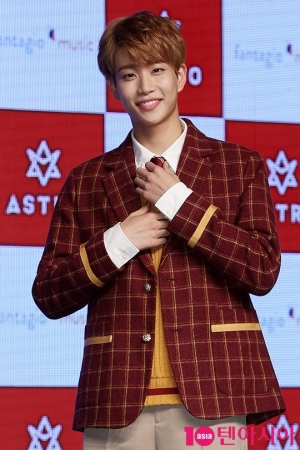 [TEN PHOTO] 아스트로 엠제이 &#39;훈남의 향기 물씬&#39;