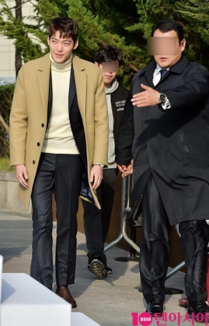 [TEN PHOTO]김우빈 &#39;영화의 한 장면처럼 입장&#39;