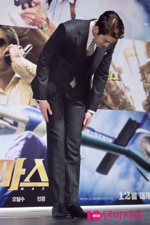 [TEN PHOTO]김우빈 &#39;예의 넘치는 90도 폴더인사&#39;