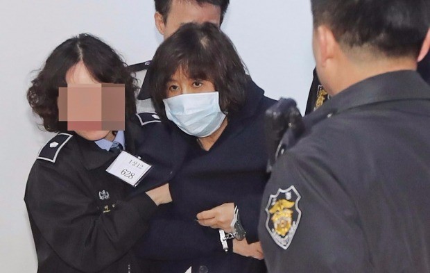 긴급체포 된 최순실 씨가 조사를 받기 위해 1일 오전 서울중앙지검으로 이송되고 있다. 연합뉴스