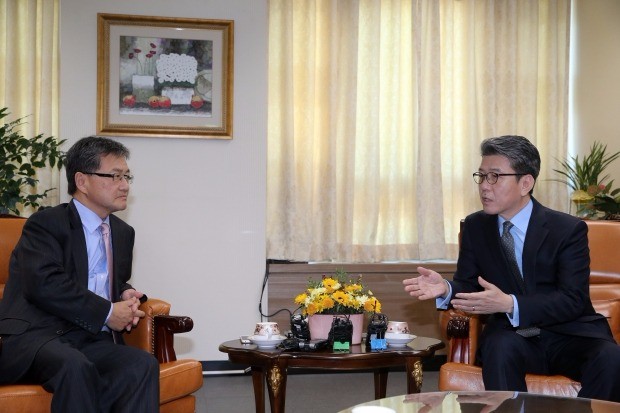 한국과 미국의 북핵 6자회담 수석대표인 김홍균 외교부 한반도평화교섭본부장(오른쪽)과 조셉 윤 미 국무부 대북정책 특별대표가 1일 오전 서울 세종로 외교부에서 '한-미 6자회담 수석대표 협의'를 하고 있다. 연합뉴스