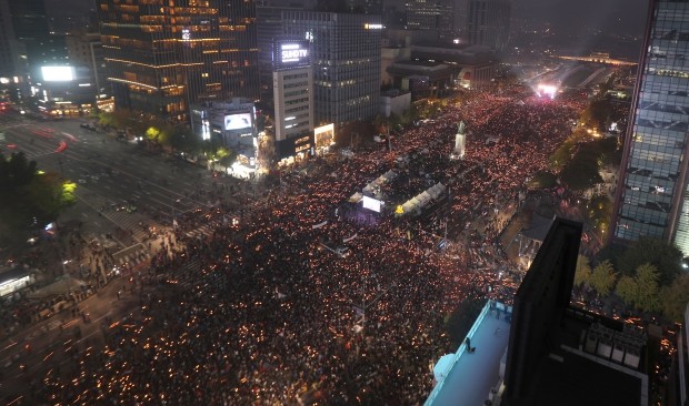 (서울=연합뉴스) 백승렬 기자 = 5일 저녁 서울 광화문광장에서 열린 '모이자! 분노하자! 내려와라 박근혜 2차 범국민행동' 문화제에 참석한 시민들이 광장에 모여 촛불을 밝히고 있다.