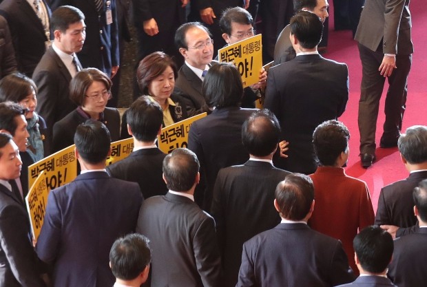 박 대통령, 野 '하야' 피켓시위 구호 속에 의사당 입·퇴장