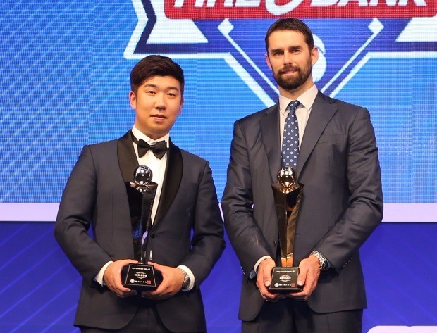 <  'MVP' 니퍼트, '신인상' 신재영 >  '투수 3관왕' 더스틴 니퍼트(35·두산 베어스)가 '타격 3관왕' 최형우(33·삼성 라이온즈)를 제치고 2016년 정규시즌 최우수선수(MVP)에 올랐다.연합뉴스