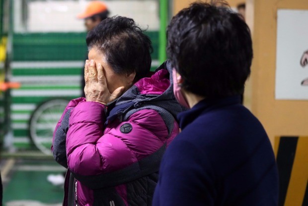30일 오전 화재가 발생한 대구시 중구 서문시장에서 한 상인이 얼굴을 감싸고 있다.연합뉴스