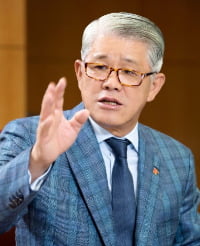 책임경영 완수하고 시세차익 올리고...최신원 SK네트웍스 회장의 '일거양득 투자법'