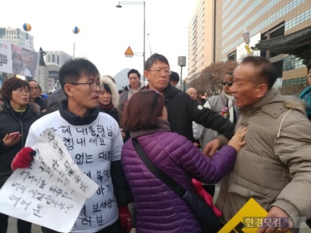 박 대통령을 옹호하는 시민과 집회에 참가한 시민 간에 가벼운 언쟁과 몸싸움이 있었지만, 시민들의 만류로 폭력사태는 발생하지 않았다. 사진=이진욱 기자