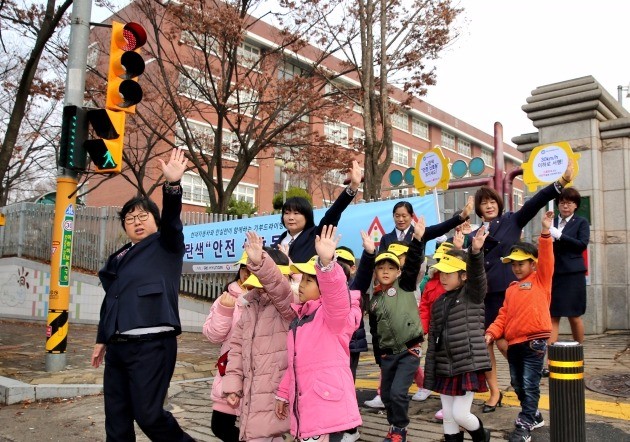 현대차는 지난 5일 ‘기부드라이빙’ 캠페인을 통해 안산 와동초등학교 인근 스쿨존에 어린이 교통사고 예방을 위한 노란색 안전신호등을 설치했다. / 현대차 제공