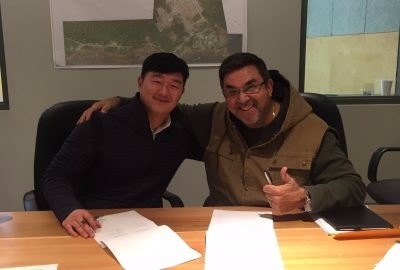 왼쪽부터 청담러닝 정석훈 이사, 캐나다 원주민 정부(President Ucluelet Government) 대표 Les Doiron 