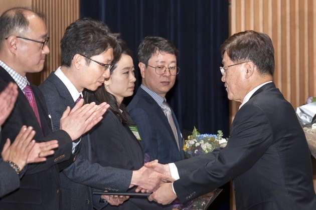 르노삼성자동차는 8일 제4회 유통산업주간 개막식 및 제21회 한국유통대상시상식에서 코리아세일페스타 산업통상자원부 장관 표창을 수상했다. 르노삼성 판매운영팀장이 산업통상자원부 장관 표창을 받고 있다. / 르노삼성 제공