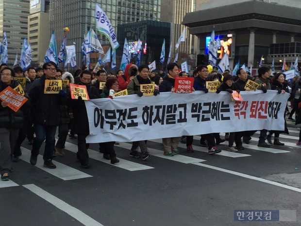 7차 촛불집회 참가자들이 '박근혜 즉각 퇴진'을 촉구하며 광화문 광장을 행진하고 있다. 사진=김정훈 기자 
