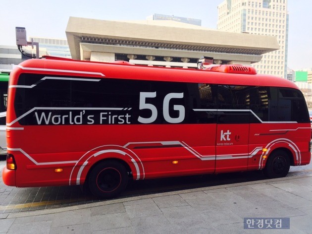 KT가13일 서울 광화문 일대에서 5G 장비를 탑재한 버스를 운행하며 5G 서비스 필드테스트 결과를 발표했다.