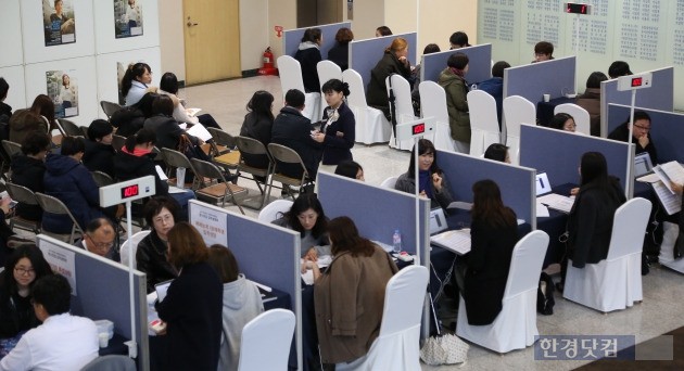 22일 학내 백주년기념관에서 열린 정시설명회에서 수험생과 학부모들이 상담받고 있다. / 숙명여대 제공