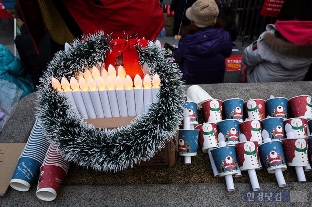 지난 24일 오후 서울 광화문광장에 크리스마스 분위기가 풍기는 촛불이 판매되고 있다. / 사진=최혁 한경닷컴 기자