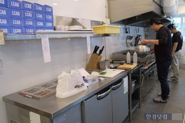 서울 강남구 역삼동에 위치한 배민키친 내부. 레프트코스트 아티잔 셰프들이 음식을 요리해 포장하고 있다. 