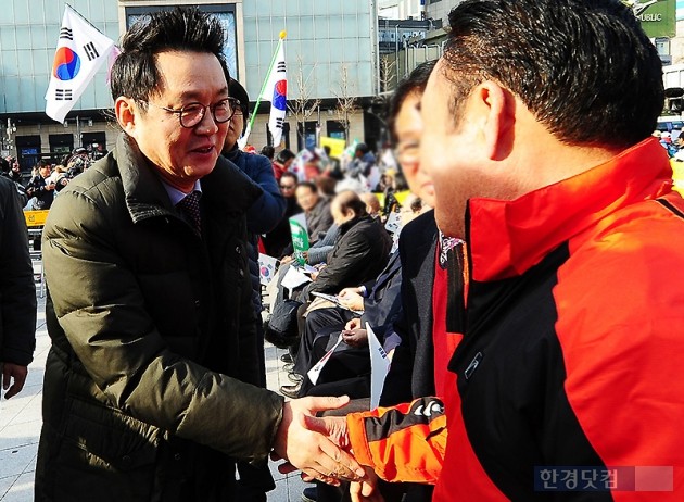 '6차 촛불집회'가 열리는 3일 오후 서울 동대문디자인플라자(DDP)에서 '박사모 맞불집회'가 열렸다. 윤창중 전 청와대 대변인이 집회에 참석했다.  <사진=KOPA 사진공동취재단>